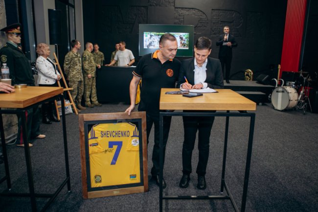 У Луцьку на благодійному аукціоні на укріплення кордону зібрали майже 10 млн