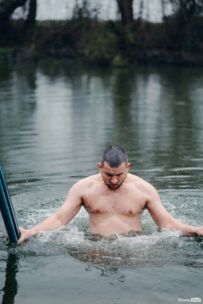 Водохреще у Луцьку: освячення води в річці Стир та занурення лучан. ФОТОРЕПОРТАЖ