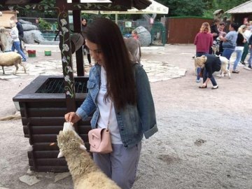 У Полтаві дівчина на підприємстві втратила руку: роботодавець «годує» її обіцянками купити протез