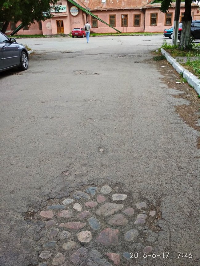 Біля колишнього луцького вокзалу знайшли давню бруківку. ФОТО