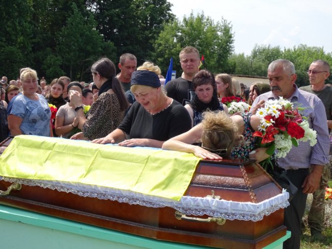 Провів майже пів тисячі днів у надважких боях: на Волині попрощалися з Героєм Олександром Карпуком. ФОТО