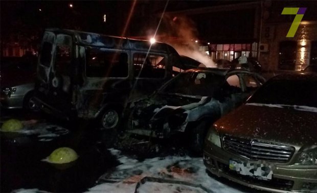 В Одесі вночі згоріло маже 20 автівок