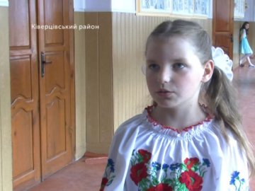 9-річна волинянка, яку зі скандалом забрали у бабусі-опікунки, повернулась додому. ВІДЕО