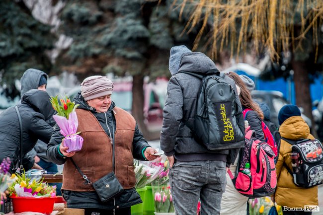 За день до свята: Луцьк накрила тюльпанова лихоманка. ФОТО