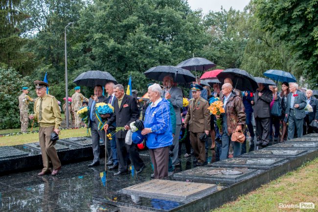 Скорбота і квіти: у Луцьку вшанували жертв війни. ФОТО