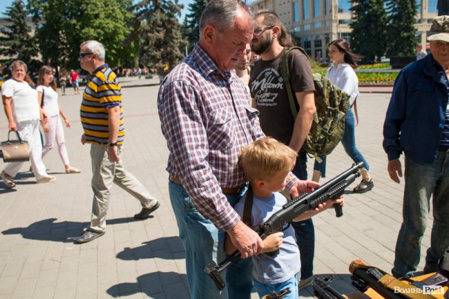 У центрі Луцька діти «стріляли» зі зброї та кермували поліцейськими авто. ФОТО