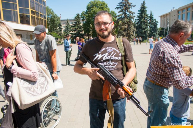 У центрі Луцька діти «стріляли» зі зброї та кермували поліцейськими авто. ФОТО