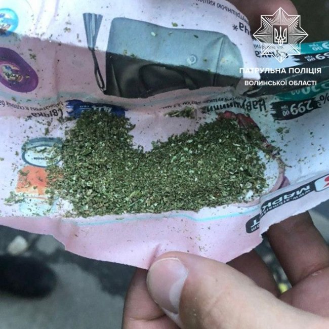 У Луцьку патрульні спіймали трьох чоловіків з наркотиками