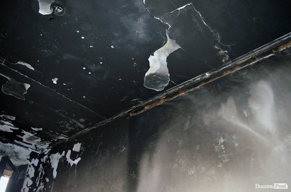«Вся кімната чорна. Балкон згорів... У кого просити допомоги?» – погорільці з висотки у центрі Луцька. ФОТО
