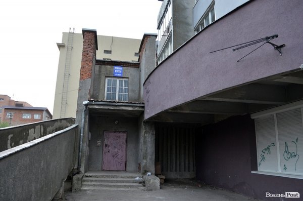 «Вся кімната чорна. Балкон згорів... У кого просити допомоги?» – погорільці з висотки у центрі Луцька. ФОТО