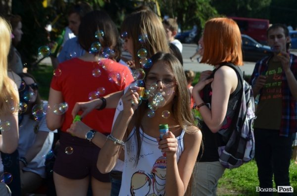 У Луцьку стартував фестиваль мильних бульбашок. ФОТО