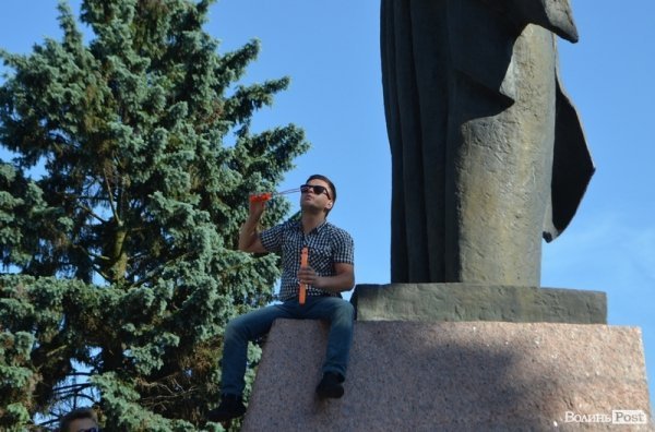 У Луцьку стартував фестиваль мильних бульбашок. ФОТО