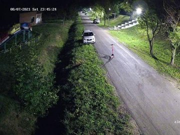 У луцькому парку гості «Бандерштату» припарковувалися прямо на газоні.ФОТО 