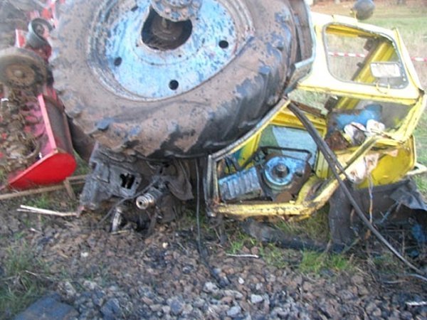 На Рівненщині потяг протаранив трактора. ФОТО