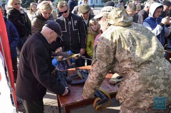 У Нововолинську демонстрували сучасну бойову зброю. ФОТО