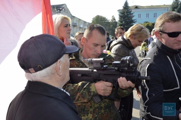 У Нововолинську демонстрували сучасну бойову зброю. ФОТО