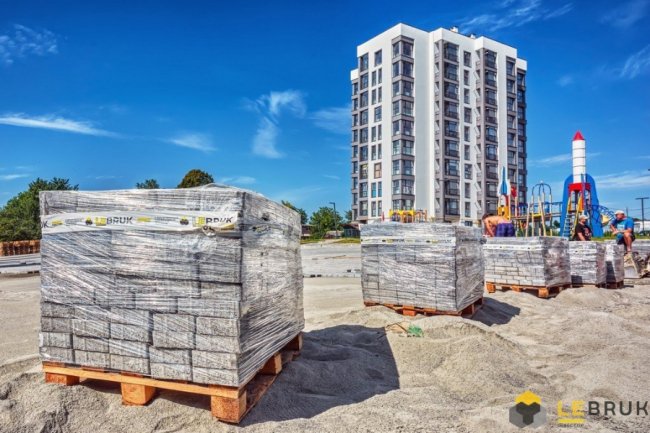 Як на ЖК «Супернова» вкладають бруківкою велику парковку*