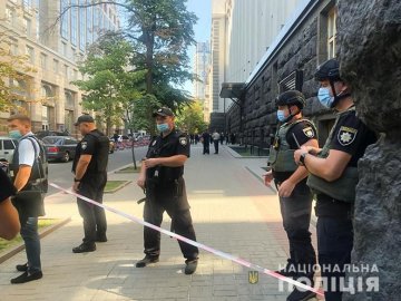 У Києві чоловік з гранатою захопив Кабмін: погрожує підірвати будівлю. ОНОВЛЕНО