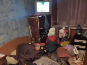 Були хворі і голодні: на Харківщині матір залишила дітей напризволяще