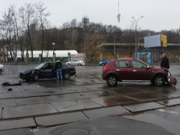 У Києві аварія блокувала рух трамваїв. ФОТО