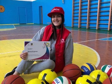 Вчителька з Волині отримала спортінвентар від братів Кличків 