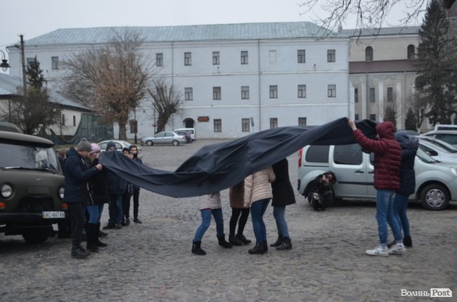 Площа перед замком у Луцьку стала помаранчевою. ФОТО