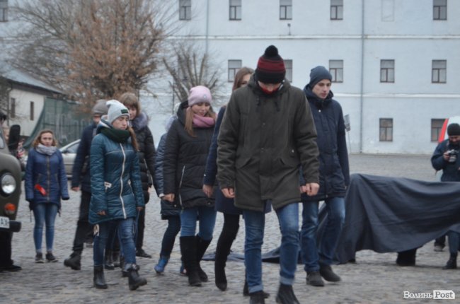 Площа перед замком у Луцьку стала помаранчевою. ФОТО