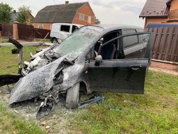 На Волині легковик зніс паркан та пошкодив два авто, водій у реанімації. ФОТО