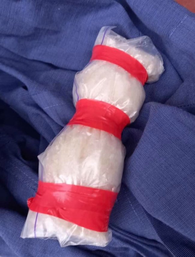 У відділенні пошти у Луцьку затримали чоловіка, який отримував посилку з наркотиками. ФОТО