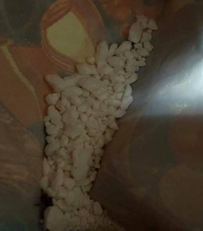 У відділенні пошти у Луцьку затримали чоловіка, який отримував посилку з наркотиками. ФОТО