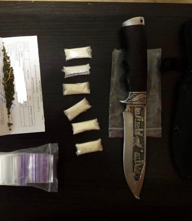 У відділенні пошти у Луцьку затримали чоловіка, який отримував посилку з наркотиками. ФОТО