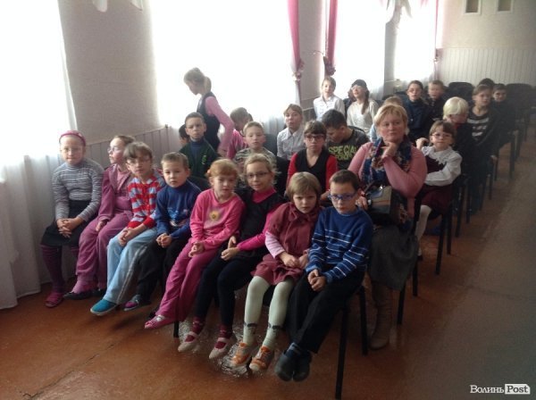 Спілкування - це найголовніше: помічники Миколая подарували новорічне свято дітям у Крупі. ФОТО 