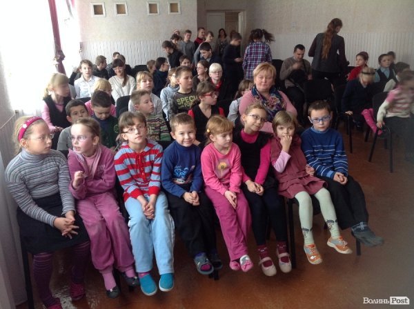 Спілкування - це найголовніше: помічники Миколая подарували новорічне свято дітям у Крупі. ФОТО 