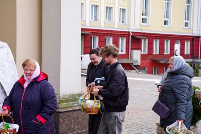 Частина вірян у Луцьку вже освятили Великодні кошики: як це було