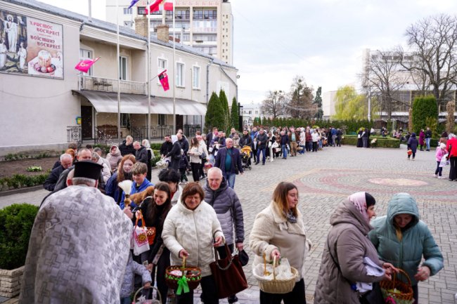 Частина вірян у Луцьку вже освятили Великодні кошики: як це було