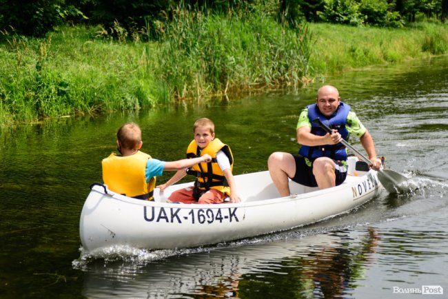 У луцькому парку в День батька влаштували унікальні перегони на човнах. ФОТО