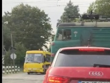 Водій шкільного автобуса ледь не завіз дітей під потяг
