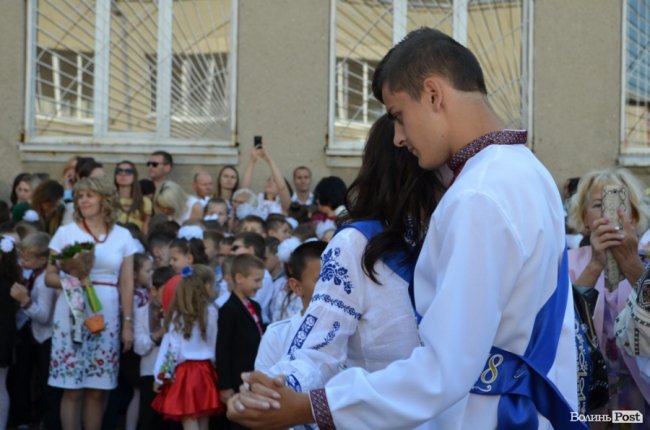Школо, прощай: у луцькій школі №9 пролунав останній дзвоник. ФОТО