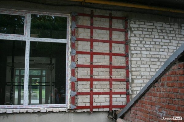 У Луцьку укріплюють обвалений будинок. ФОТО