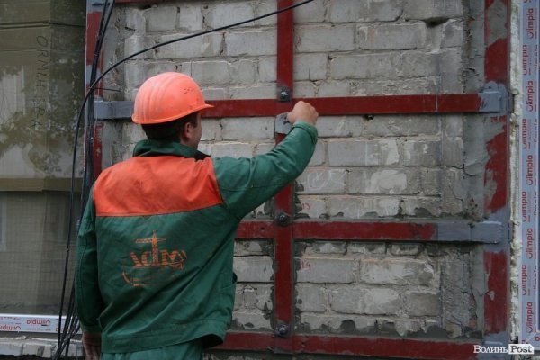 У Луцьку укріплюють обвалений будинок. ФОТО