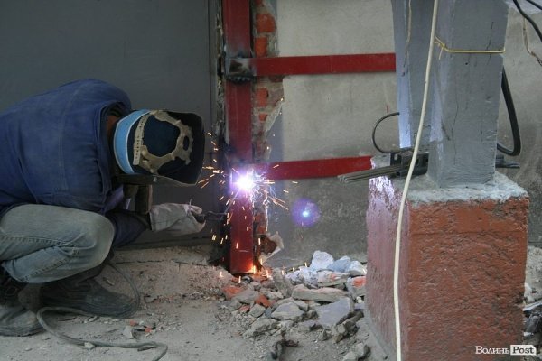 У Луцьку укріплюють обвалений будинок. ФОТО