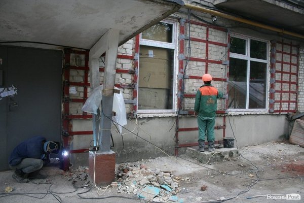 У Луцьку укріплюють обвалений будинок. ФОТО