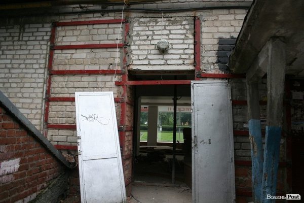 У Луцьку укріплюють обвалений будинок. ФОТО