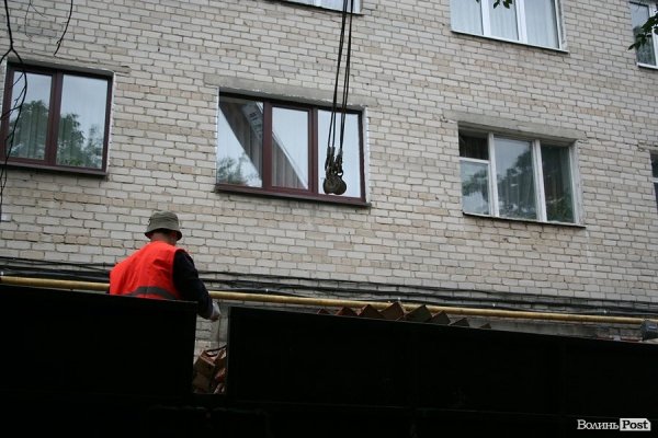 У Луцьку укріплюють обвалений будинок. ФОТО