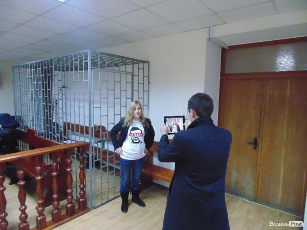 Москвич хочуть одягнути браслет і заборонити спілкуватися з майданівцями. ФОТО. ВІДЕО