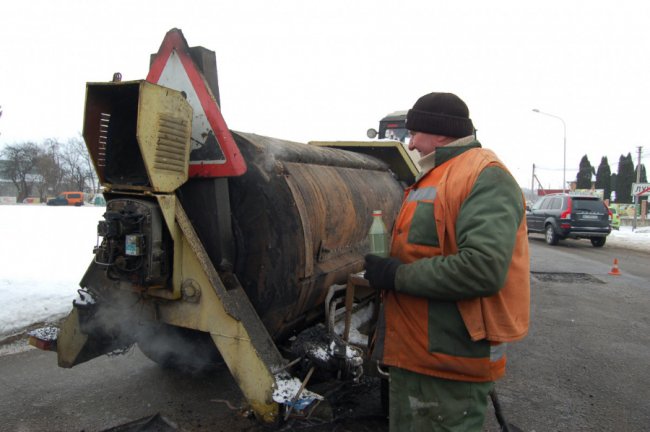 На Волині протестували нову технологію ремонту доріг. ФОТО