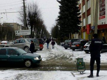 У Луцьку на Перемоги – стихійна парковка