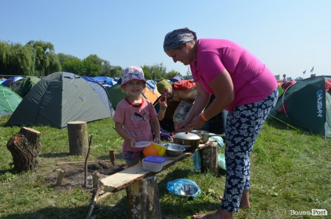 Спека в наметах і аншлаг у зоні купання: як фестивалить «Бандерштат». ФОТО