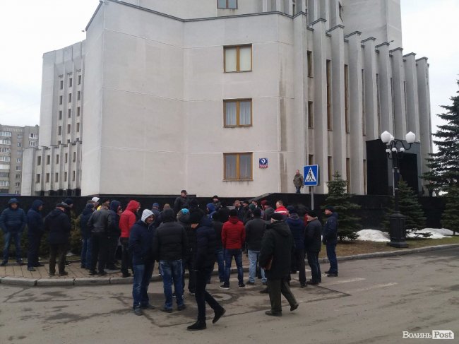 Волиняни під стінами облради вимагають ремонту дороги. ФОТО