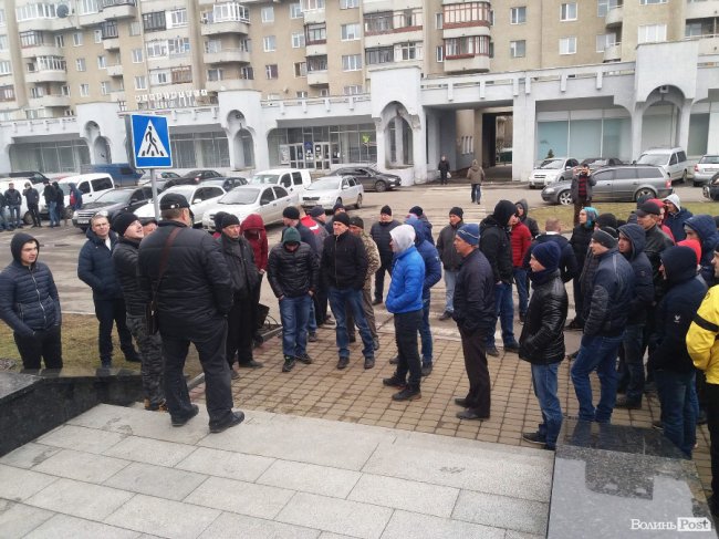 Волиняни під стінами облради вимагають ремонту дороги. ФОТО